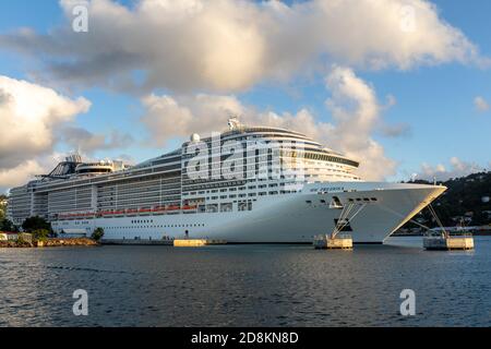 06 JANV. 2020 - Castries, Sainte-Lucie, Antilles - le navire de croisière MSC Preziosa dans le port Banque D'Images