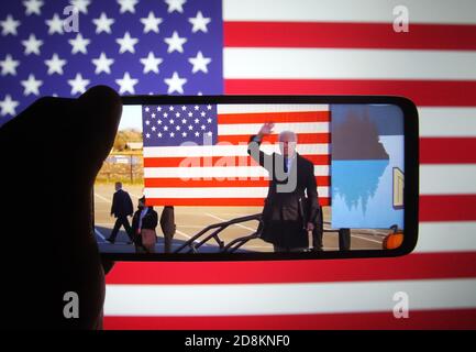 Ukraine. 31 octobre 2020. Dans cette illustration, le candidat démocrate américain à la présidence et ancien vice-président américain Joe Biden parle lors d'un rallye de campagne à St. Paul, Minnesota, aux États-Unis, sur une émission diffusée sur un écran de smartphone. Crédit : SOPA Images Limited/Alamy Live News Banque D'Images