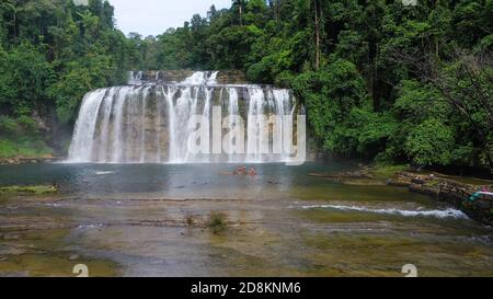 Vue aérienne des chutes d'eau de Tinuy-an dans une gorge de montagne dans la jungle tropicale, Philippines, Mindanao. Cascade dans la forêt tropicale. Banque D'Images