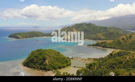 Vue aérienne de l'île de dinosaures dormant de Mati Davao Oriental Philippines. Un des lieux touristiques connus de cette région. Philippines, Mindanao. Banque D'Images