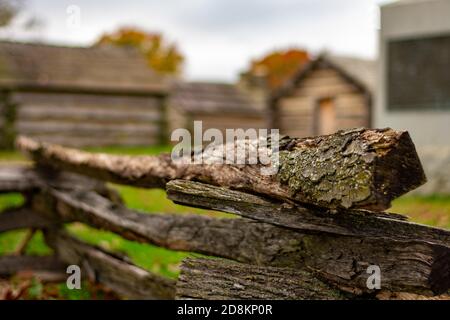 Gros plan sur une clôture en bois avec une guerre de révolution ERA Replica en rondins derrière elle à Valley Forge National Parc historique Banque D'Images