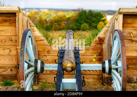 Un canon de l'époque de la guerre de Revolutionay qui regarde du général Muhlenberg Brigade Redoute dans le parc historique national de Valley Forge Banque D'Images