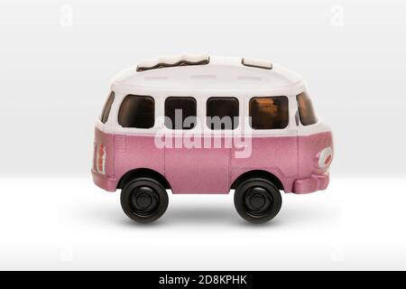 minibus pour enfants, rose avec un toit blanc sur fond blanc Banque D'Images