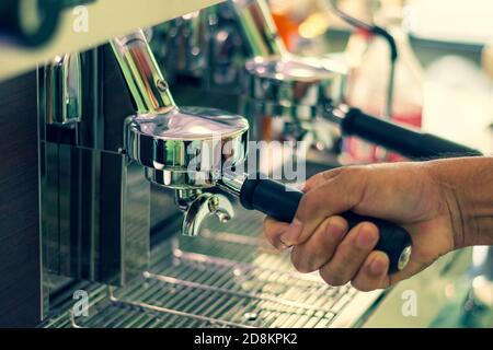 Le barista prépare à la main du café de spécialité fraîchement torréfié dans une machine professionnelle. Banque D'Images
