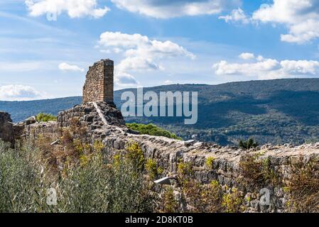 Les vestiges d'un mur de forteresse médiévale sur fond de vallée toscane à San Gimignano, en Italie Banque D'Images