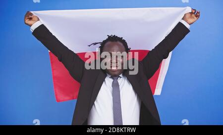 Homme noir afro-américain portant un drapeau polonais. Photo de haute qualité Banque D'Images