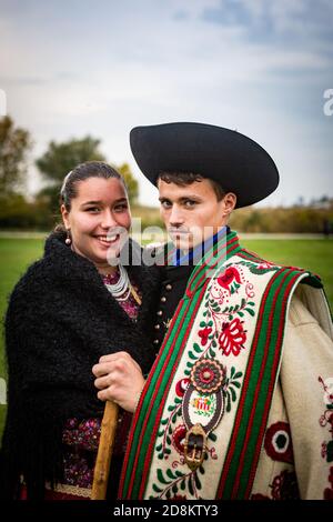 Jeune couple en vêtements traditionnels de Hortobagy, dans la région rurale de l'est de la Hongrie Banque D'Images