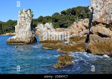 France, côte d'azur, cap d'Antibes, la baie de billard est accessible par le chemin côtier qui part vers une crique avec une plage de galets. Banque D'Images