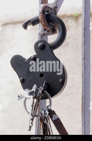 12 nov 2019 Vintage ancien cadenas avec bouquet de clés Et clé à l'intérieur de l'écluse et pendu sur la porte Badoli près Idar Samarkantha Gujarat Inde Banque D'Images