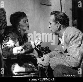 GINA LOLLOBRIGIDA et HUMPHREY BOGART sur place Candid dedans Ravello en Italie le tournage BAT LE DIABLE 1953 réalisateur JOHN HUSTON roman Claud Cockburn scénario Truman Capote et John Huston Royaume-Uni - Italie - Etats-Unis coproduction Romulus films / cher Film / Santana Pictures Corporation Banque D'Images