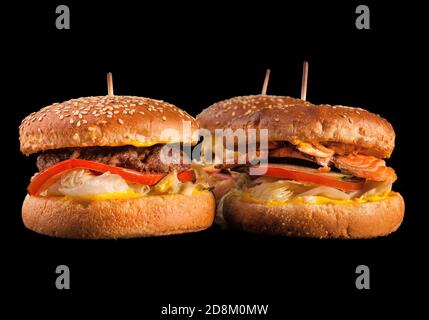 Ensemble de différents hamburgers isolés sur fond noir. Hamburger, cheeseburger et hamburger de poisson. Banque D'Images