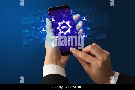 Femme hand holding smartphone avec abréviation VPN, la technologie moderne concept Banque D'Images
