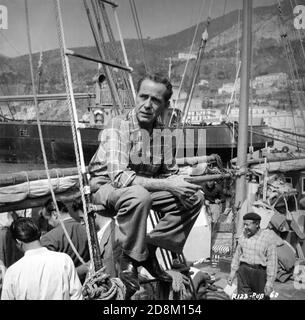 HUMPHREY BOGART sur place Candide à Ravello en Italie Le tournage BAT LE DIABLE 1953 réalisateur JOHN HUSTON roman Claud Cockburn scénario Truman Capote et John Huston Royaume-Uni - Italie - Etats-Unis co-production Romulus films / cher film / Santana Images Corporation Banque D'Images