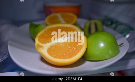 水果拼盘 plat de fruits frais sur le réfrigérateur Banque D'Images