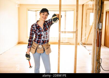 Une femme travaillant dans la rénovation de la salle de travail du charpentier Banque D'Images