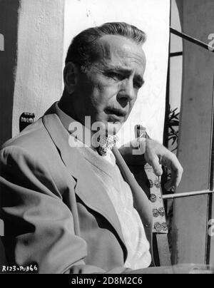 HUMPHREY BOGART sur place Candide à Ravello en Italie Le tournage BAT LE DIABLE 1953 réalisateur JOHN HUSTON roman Claud Cockburn scénario Truman Capote et John Huston Royaume-Uni - Italie - Etats-Unis co-production Romulus films / cher film / Santana Images Corporation Banque D'Images