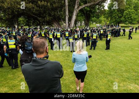 Melbourne, Australie 31 octobre 2020, une masse de policiers entoure les manifestants alors qu'ils prennent une dernière action pour mettre fin à la manifestation et amende tous les manifestants comme des membres des médias le regardent. Crédit : Michael Currie/Alay Live News Banque D'Images