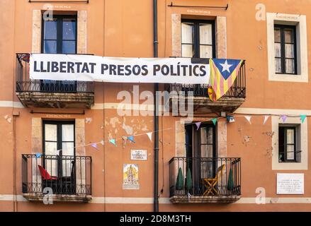 Espagne; octobre 20: Drapeau catalan et bannière avec message politique sur les balcons d'une maison traditionnelle. Liberté des prisonniers politiques. Symbole catalan Banque D'Images