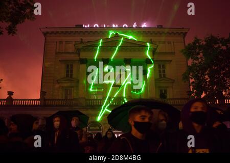 Poznan, POLOGNE - 30 octobre 2020 : protestation contre les lois de Pologne sur l'avortement. Les femmes font grève et protestent contre la proposition du gouvernement de renforcer la loi sur l'avortement. Banque D'Images