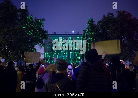 Poznan, POLOGNE - 30 octobre 2020 : protestation contre les lois de Pologne sur l'avortement. Les femmes font grève et protestent contre la proposition du gouvernement de renforcer la loi sur l'avortement. Banque D'Images