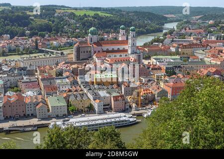 La vieille ville de Passau avec le Danube et le Auberge vue de Veste Oberaus Banque D'Images