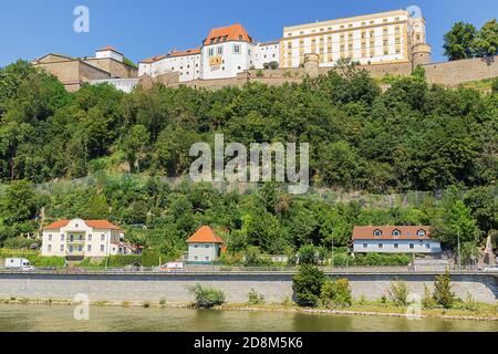 Vue sur Veste Oberaus vue depuis les rives du Danube Banque D'Images