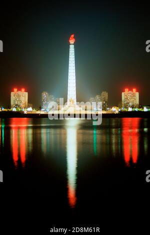 La Tour de l'idée de Juche la nuit, Pyongyang Banque D'Images