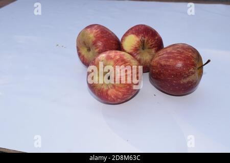 Pomme rouge sur gros plan sur fond blanc Banque D'Images