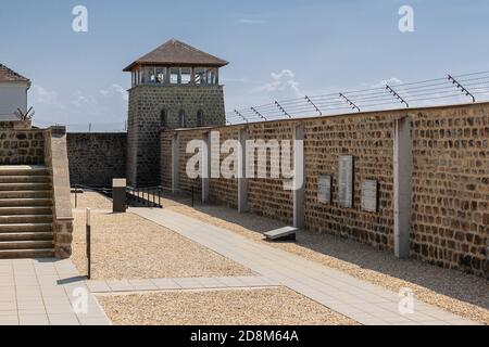 Éditorial : MAUTHAUSEN, HAUTE-AUTRICHE, AUTRICHE, 13 août 2020 - mur avec tour de guet dans le camp de concentration de Mauthausen Banque D'Images
