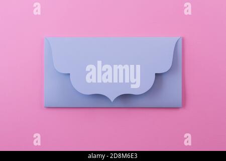 L'enveloppe bleue est une lettre. L'enveloppe n'est pas entièrement ouvert pour deviner ce qu'elle contient. Banque D'Images