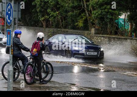 Chippenham, Wiltshire, Royaume-Uni. 31 octobre 2020. Comme de fortes averses affectent de nombreuses parties du Royaume-Uni, les conducteurs sont photographiés bravant de très fortes pluies à Chippenham, Wiltshire. Credit: Lynchpics/Alamy Live News Banque D'Images