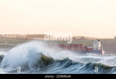 Myrtleville, Cork, Irlande. 31 octobre 2020. Bateau à conteneurs la poursuite indépendante vole à travers les conditions de mer tumultueuses pendant la tempête Aidan comme elle se dirige pour roches point et la sécurité du port à Cork, Irlande.- Credit; David Creedon / Alay Live News Banque D'Images