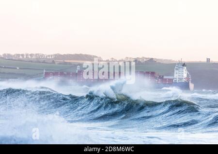 Myrtleville, Cork, Irlande. 31 octobre 2020. Bateau à conteneurs la poursuite indépendante vole à travers les conditions de mer tumultueuses pendant la tempête Aidan comme elle se dirige pour roches point et la sécurité du port à Cork, Irlande.- Credit; David Creedon / Alay Live News Banque D'Images