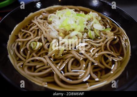 Bol de nouilles soba à Tokyo, Honshu, Japon Banque D'Images