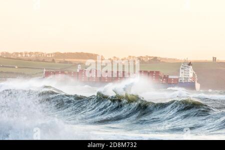 Myrtleville, Cork, Irlande. 31 octobre 2020. Bateau à conteneurs la poursuite indépendante vole à travers les conditions de mer tumultueuses pendant la tempête Aidan comme elle se dirige pour roches point et la sécurité du port à Cork, Irlande.- Credit; David Creedon / Alay Live News Banque D'Images