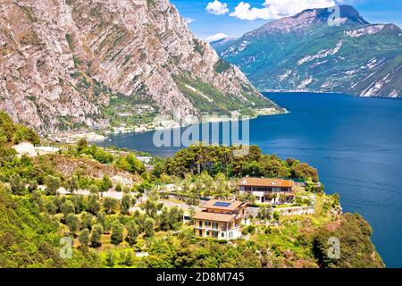 Lago di Garda et haute-montagne vue, Limone sul Garda, Lombardie, Italie Banque D'Images