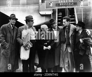 EDWARD UNDERDOWN ROBERT MORLEY PETER LORRE ET HUMPHREY BOGART AVEC Deux hommes non identifiés à l'arrivée à Londres pour filmer à Shepperton Studios de scènes intérieures pour BATTRE LE DIABLE 1953 réalisateur JOHN HUSTON roman Claud Cockburn scénario Truman Capote and John Huston Royaume-Uni - Italie - Etats-Unis coproduction Romulus films / cher film / Santana Pictures Corporation Banque D'Images