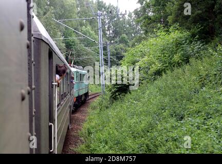 Sucha Beskidzka, Malopolska/Pologne - 26.06.2016: Un passager suspendu de la vielle de calèche d'époque du train à pied. Banque D'Images