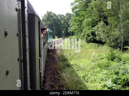 Sucha Beskidzka, Malopolska/Pologne - 26.06.2016: Un passager suspendu de la vielle de calèche d'époque du train à pied. Banque D'Images