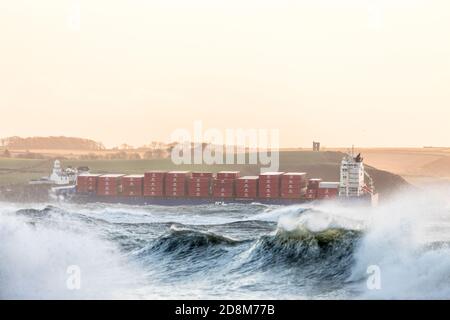 Myrtleville, Cork, Irlande. 31 octobre 2020. Bateau à conteneurs la poursuite indépendante vole à travers les conditions de mer tumultueuses pendant la tempête Aidan comme elle se dirige pour roches point et la sécurité du port à Cork, Irlande.- Credit; David Creedon / Alay Live News Banque D'Images