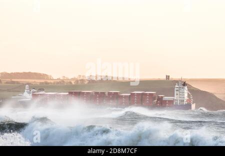 Myrtleville, Cork, Irlande. 31 octobre 2020. Bateau à conteneurs la poursuite indépendante vole à travers les conditions de mer tumultueuses pendant la tempête Aidan comme elle se dirige pour roches point et la sécurité du port à Cork, Irlande.- Credit; David Creedon / Alay Live News Banque D'Images