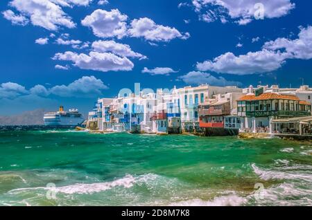 La petite Venise, l'île de Mykonos, en Grèce. Bâtiments colorés et d'un balcon près de la mer et d'un grand navire de croisière blanche. Banque D'Images