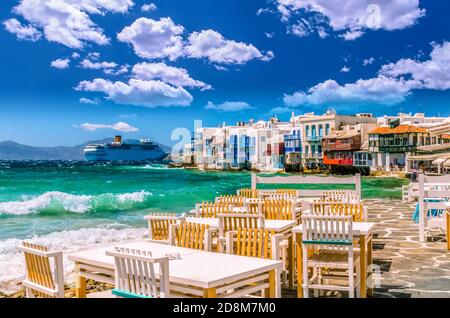 La petite Venise, l'île de Mykonos, en Grèce. Bâtiments colorés et d'un balcon près de la mer et d'un grand navire de croisière blanche. Banque D'Images