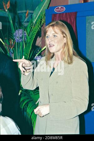 Sarah Ferguson Duchesse de York (Fergie) à l'ouverture de Heathrow Airport Hotel 1998 Banque D'Images