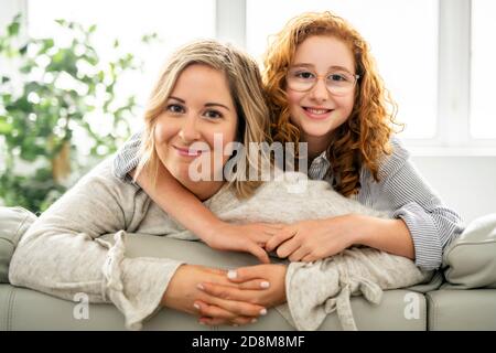 mère et fille ayant du bon temps dans le salon Banque D'Images