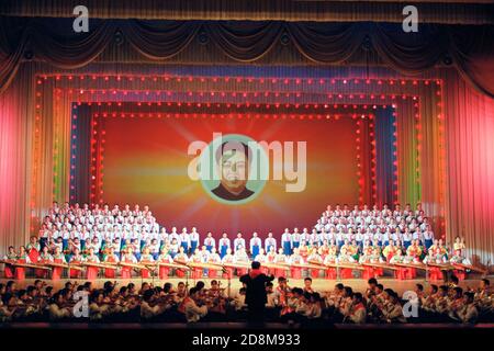 Les enfants chantent sur le cher dirigeant (Kim Jong-il), le palais des écoliers de Pyongyang Banque D'Images