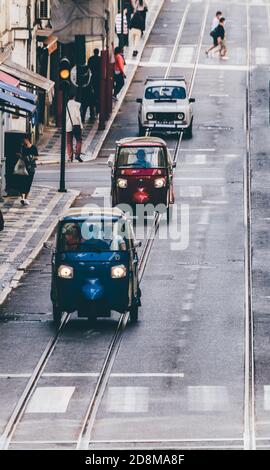 Les touristes étant transportés à travers une vieille partie de la ville dans Un Tuk Tuk Banque D'Images