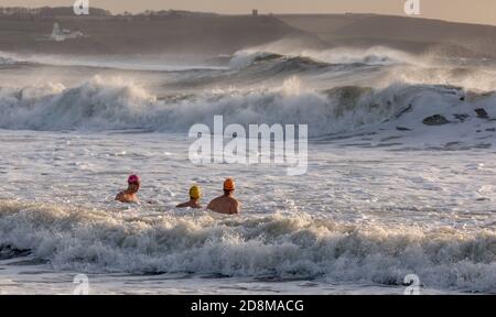 Myrtleville, Cork, Irlande. 31 octobre 2020. Les nageurs regardent les vagues s'écraser sur la plage pendant la tempête Aiden à Myrtleville, Co. Cork, Irlande.- Credit; David Creedon / Alay Live News Banque D'Images