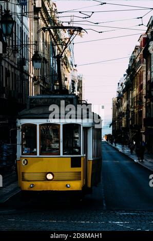 Vieux tramway jaune Lisbonne, Portugal Banque D'Images