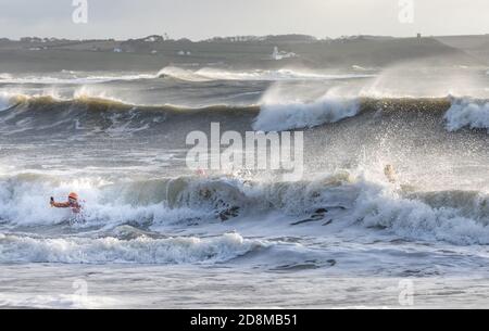 Myrtleville, Cork, Irlande. 31 octobre 2020. Un nageur prend un selfie de lui-même dans les mers turbères pendant la tempête Aiden à Myrtleville, Co. Cork, Irlande. - crédit; David Creedon / Alamy Live News Banque D'Images